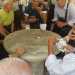 I pensionati giocano a scopa e tressette nel giardino Lubich, nei pressi della chiesa russae